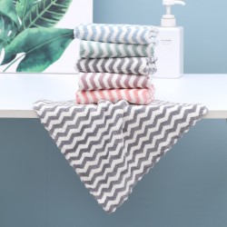 Coral fleece hand towels, absorbent and soft, custom-made by the manufacturer. Cationic square towels, easy to wash, promotional gifts.
