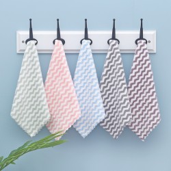Coral fleece hand towels, absorbent and soft, custom-made by the manufacturer. Cationic square towels, easy to wash, promotional gifts.