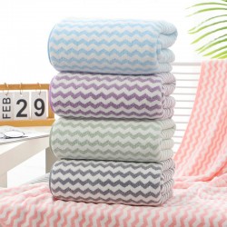 Manufacturer's wholesale microfiber coral fleece bath towels, soft and absorbent, with embroidered logos for simple and elegant gift sets.